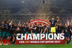 Cristiano Ronaldo chúc mừng U17 Bồ Đào Nha vô địch U17 thế giới